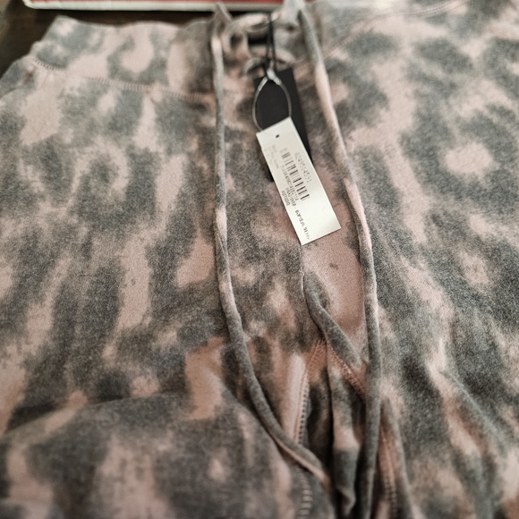 Blank NYC Drawstring Sweatpants Soft Easy Pink Leopard Print Brushed Kni… - Picture 5 of 8